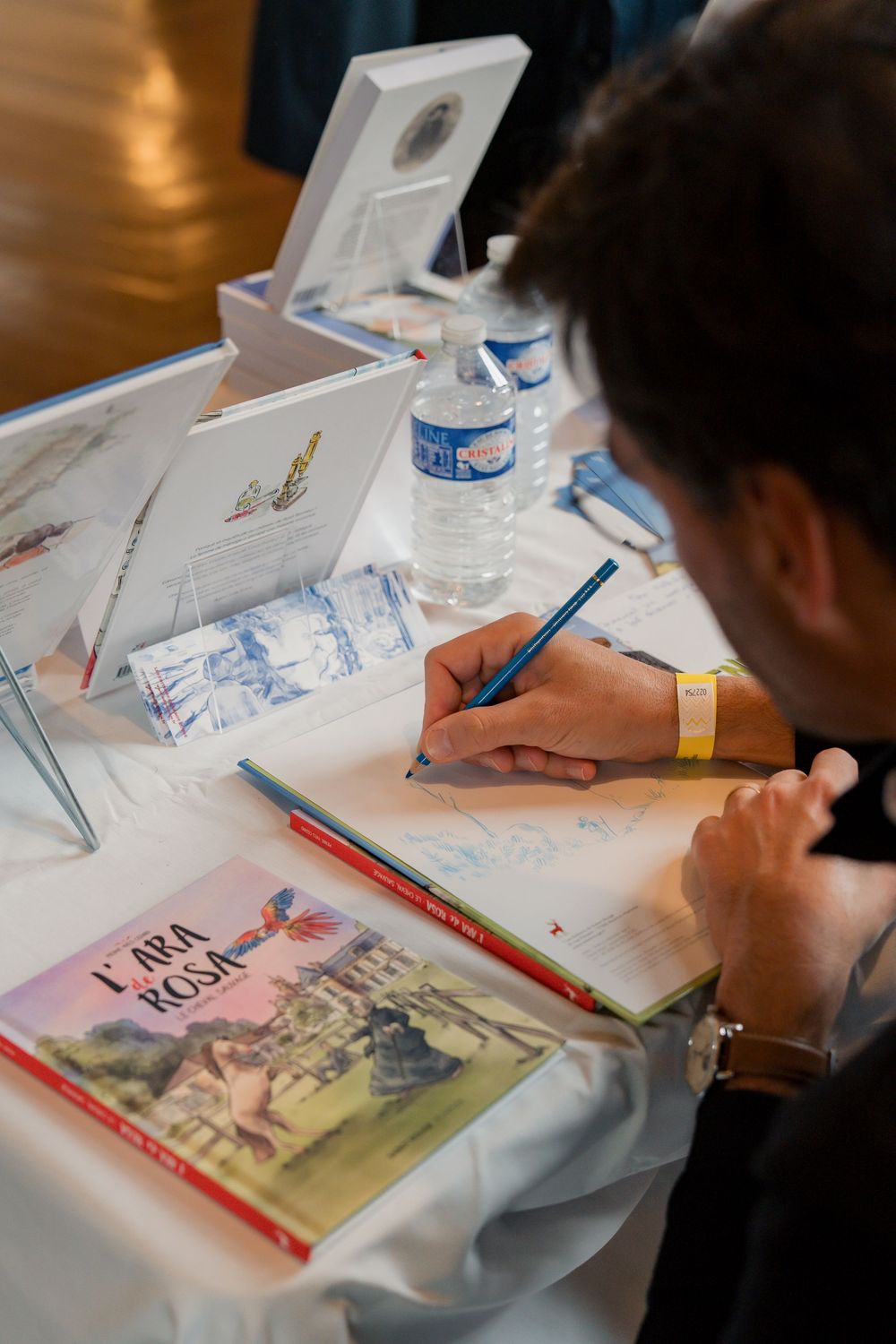 Auteur entrain de dédicacer son livre