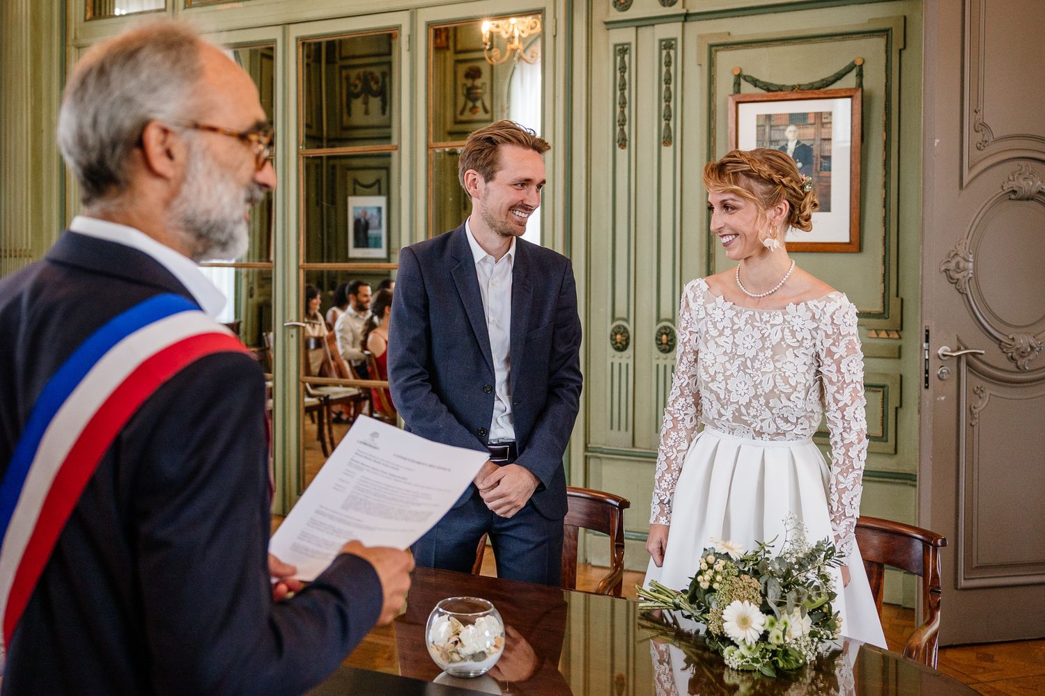 Reportage mariage Lille, des maries complices a la mairie pendant le discours du maire captures par une photographe profesionnelle