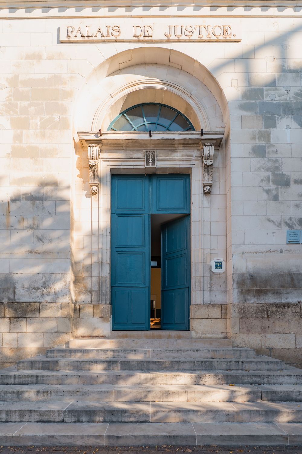 Grande porte d'un tribunal