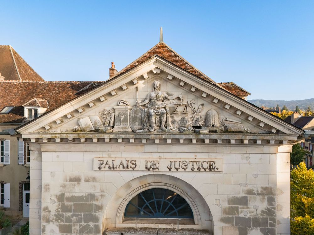 Gros plan réaliser au drone de la façade d'un palais de justice