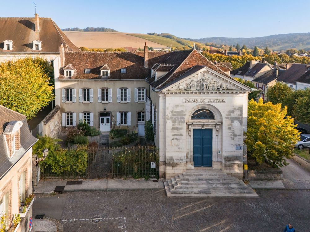 Vue aérienne au couleurs automnale d'un palais de justice