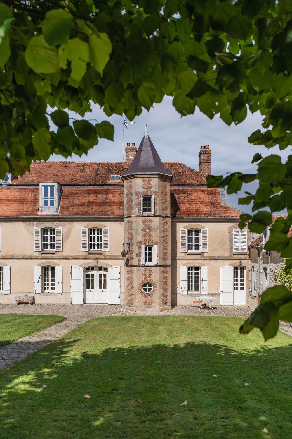 Vue d'une belle propriété depuis le jardin