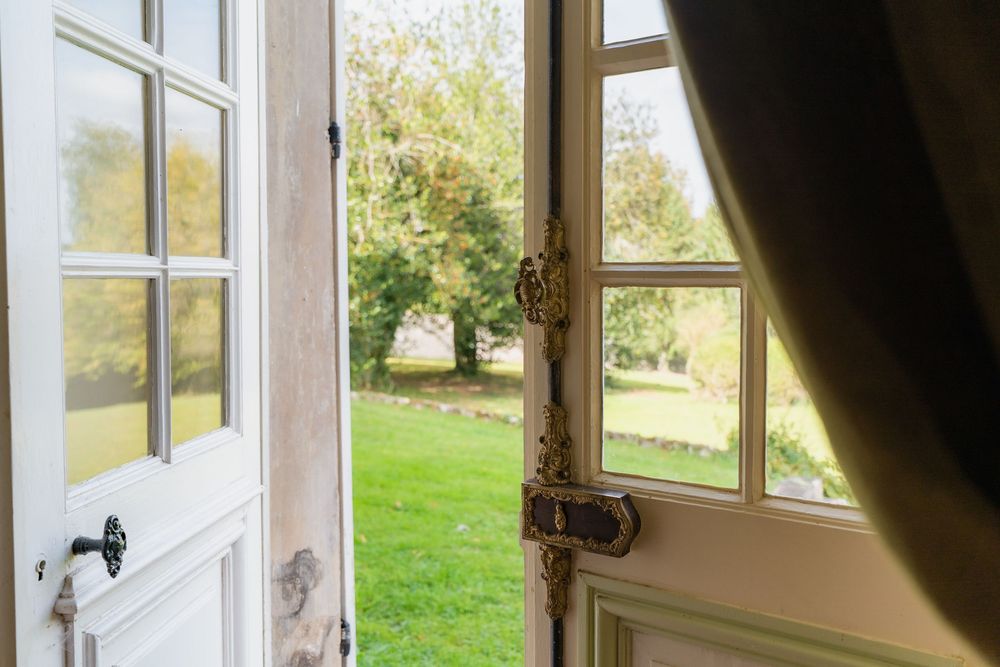 Portes entrouverte donnant sur le jardin