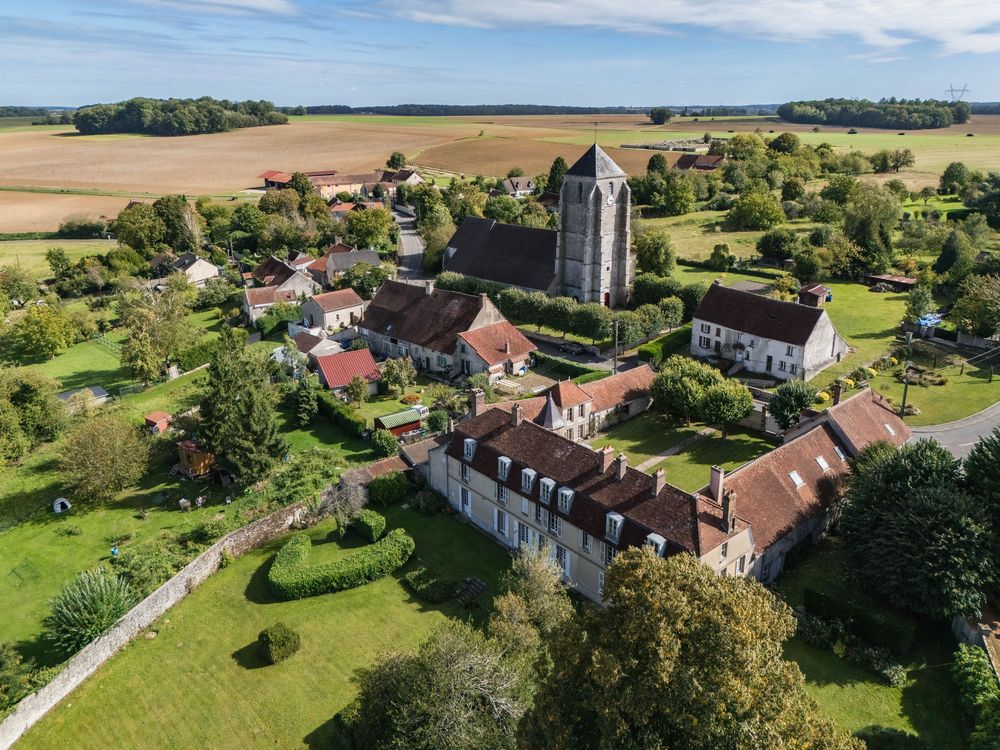 Vue aérienne au drone d'un village pour situer un bien immobilier