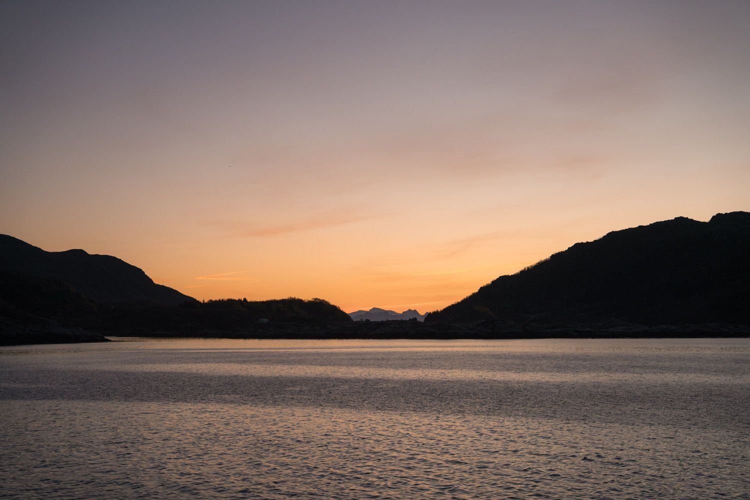 lever de soleil dans les fjords depuis le bateau