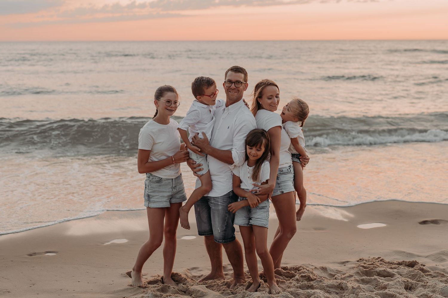 Séance photo à Saint Aubin de Médoc à l'océan capturant les instants de complicité en famille.