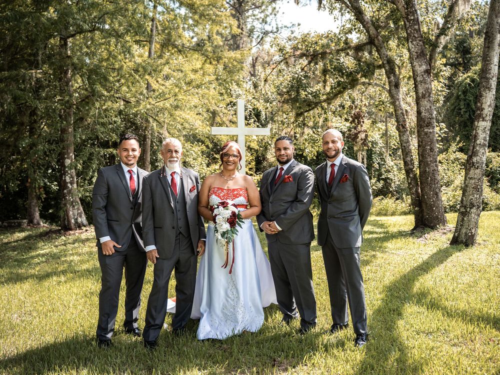 Wedding party poses outdoors in a scenic wooded area on a sunny day in Tampa Florida