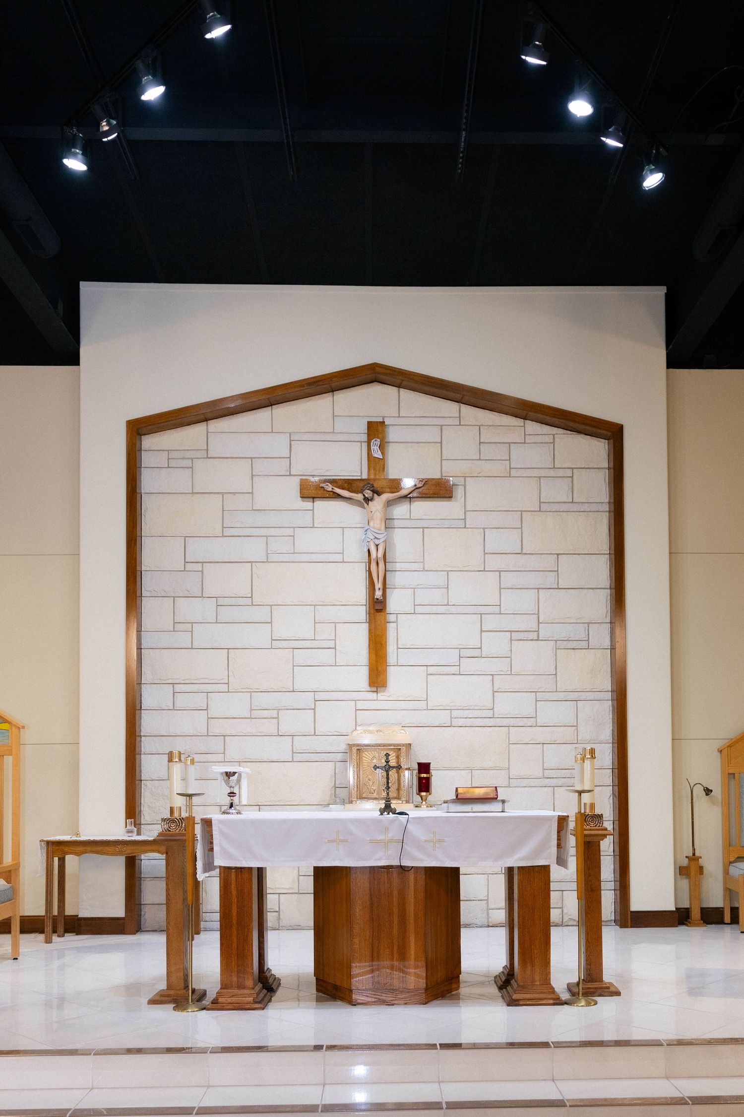 Bride and groom indoor catholic ceremony photos in Frankfort, Illinois