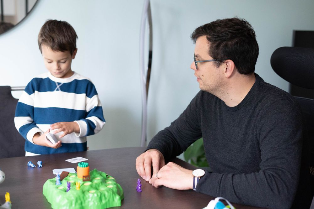 papa-garcon-boude-jeu-yvelines.jpg Un garçon boude en jouant à un jeu avec son papa dans les Yvelines Moment capturé d’un garçon boudeur