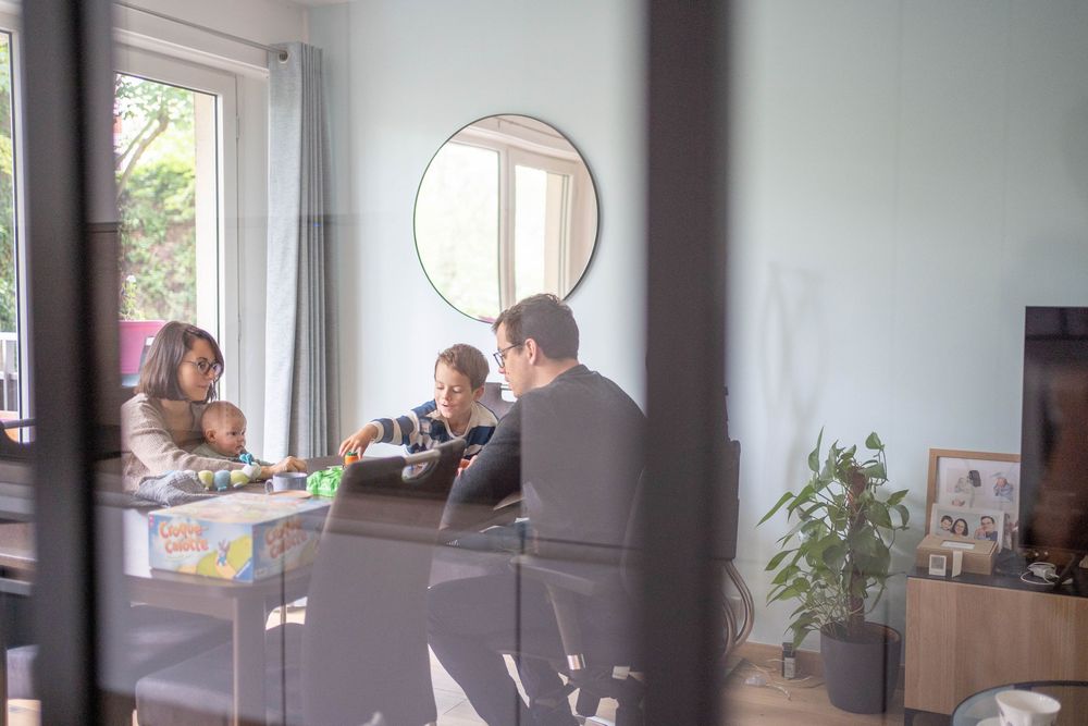 jeu-enfant-mere-pere-yvelines.jpg Un enfant joue avec sa mère et son père dans les Yvelines. Moment de complicité d’un enfant jouant