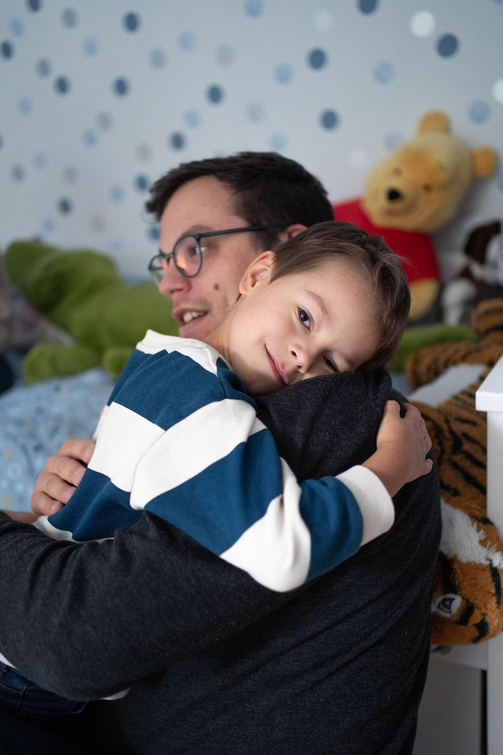 papa-grand-garcon-poissy.jpg Un papa enlace son grand garçon avec tendresse à Poissy. Moment de complicité entre un papa et son fils.
