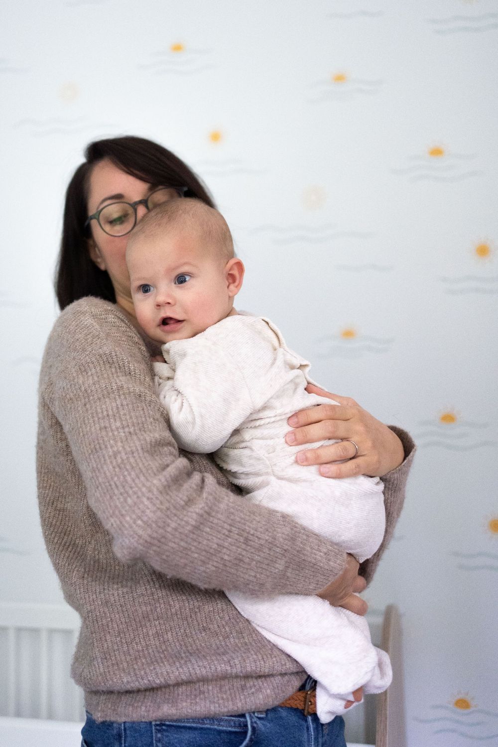 maman-bebe-bisou-poissy.jpg Une maman donne un baiser à son bébé à Poissy. Moment de douceur entre une maman et son bébé
