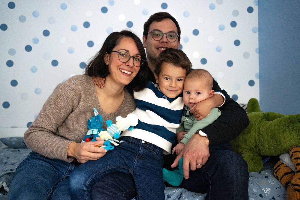 famille-lit-yvelines.jpg Toute la famille partage un moment tendre sur le lit dans les Yvelines. Photographie intime de toute la famille.