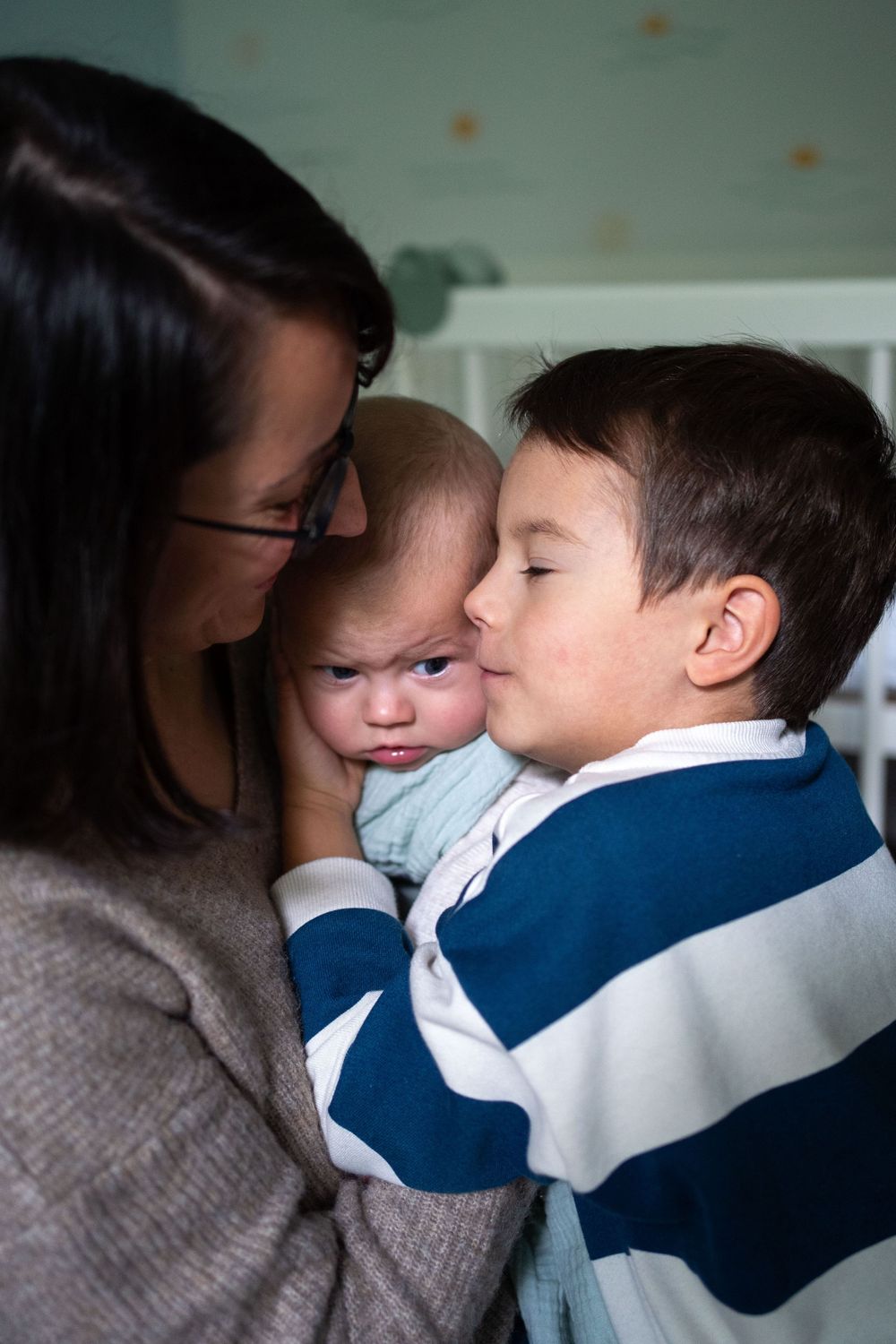 grand-frere-calin-yvelines.jpg Un grand frère fait un câlin à son petit frère/sa petite sœur dans les Yvelines. Moment de tendresse