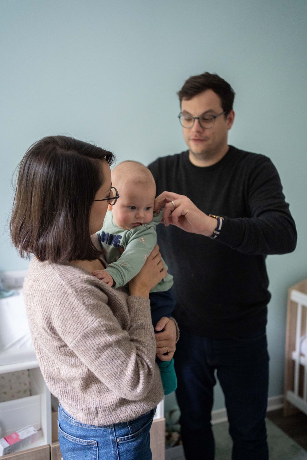 papa-maman-habillent-bebe-yvelines.jpg Un papa et une maman habillent leur bébé avec tendresse dans les Yvelines
