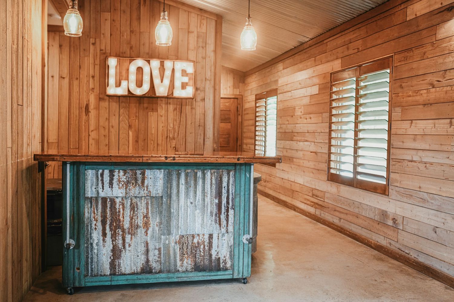 a rustic bar inside the whispering oaks wedding venue in valley view