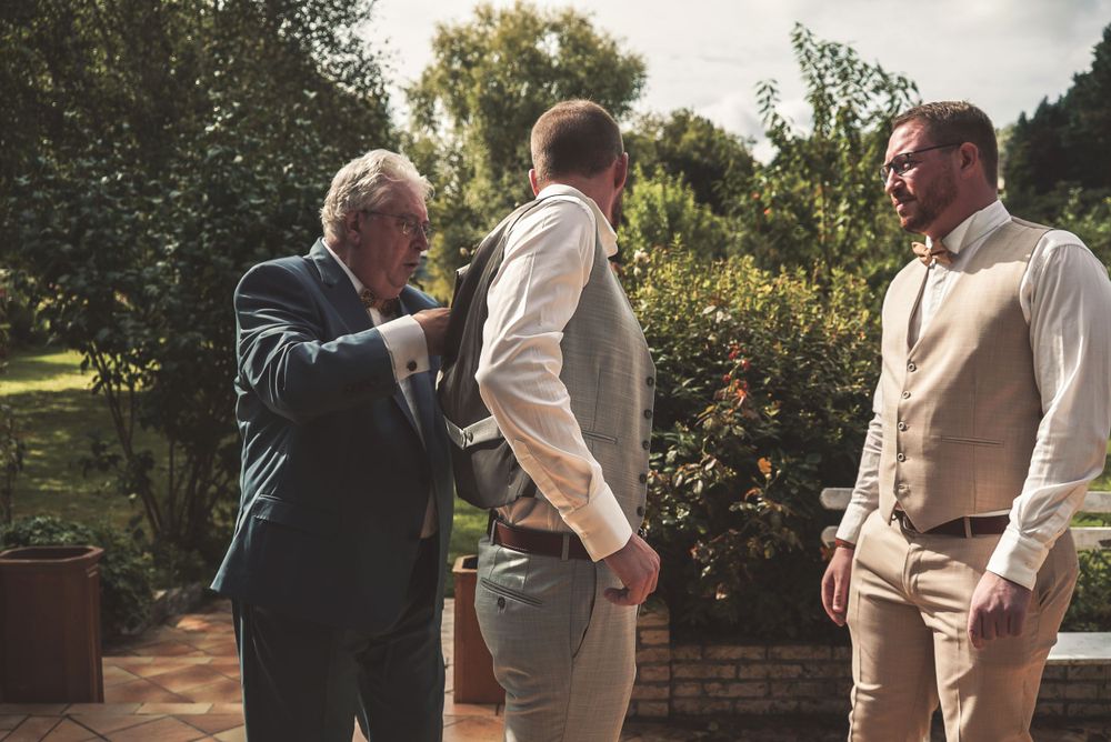 Photo de mariage, préparation du marié, par Chloé Cabanes