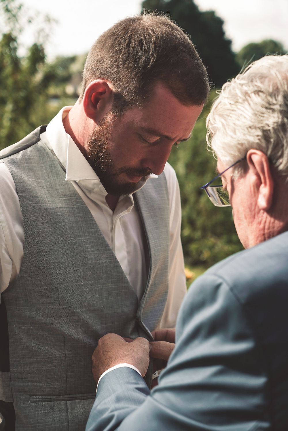 Photo de mariage, préparation du marié, par Chloé Cabanes