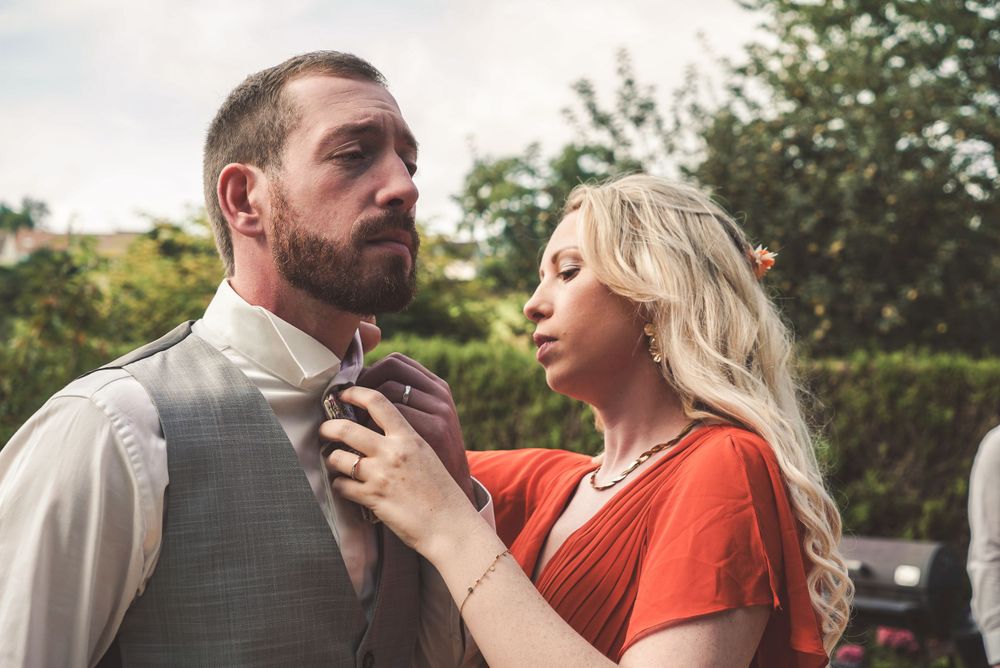 Photo de mariage, préparation du marié, par Chloé Cabanes