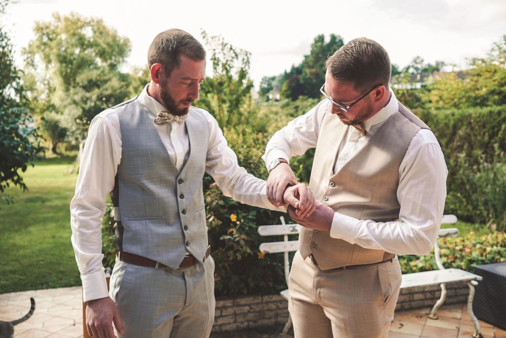 Photo de mariage, préparation du marié, par Chloé Cabanes