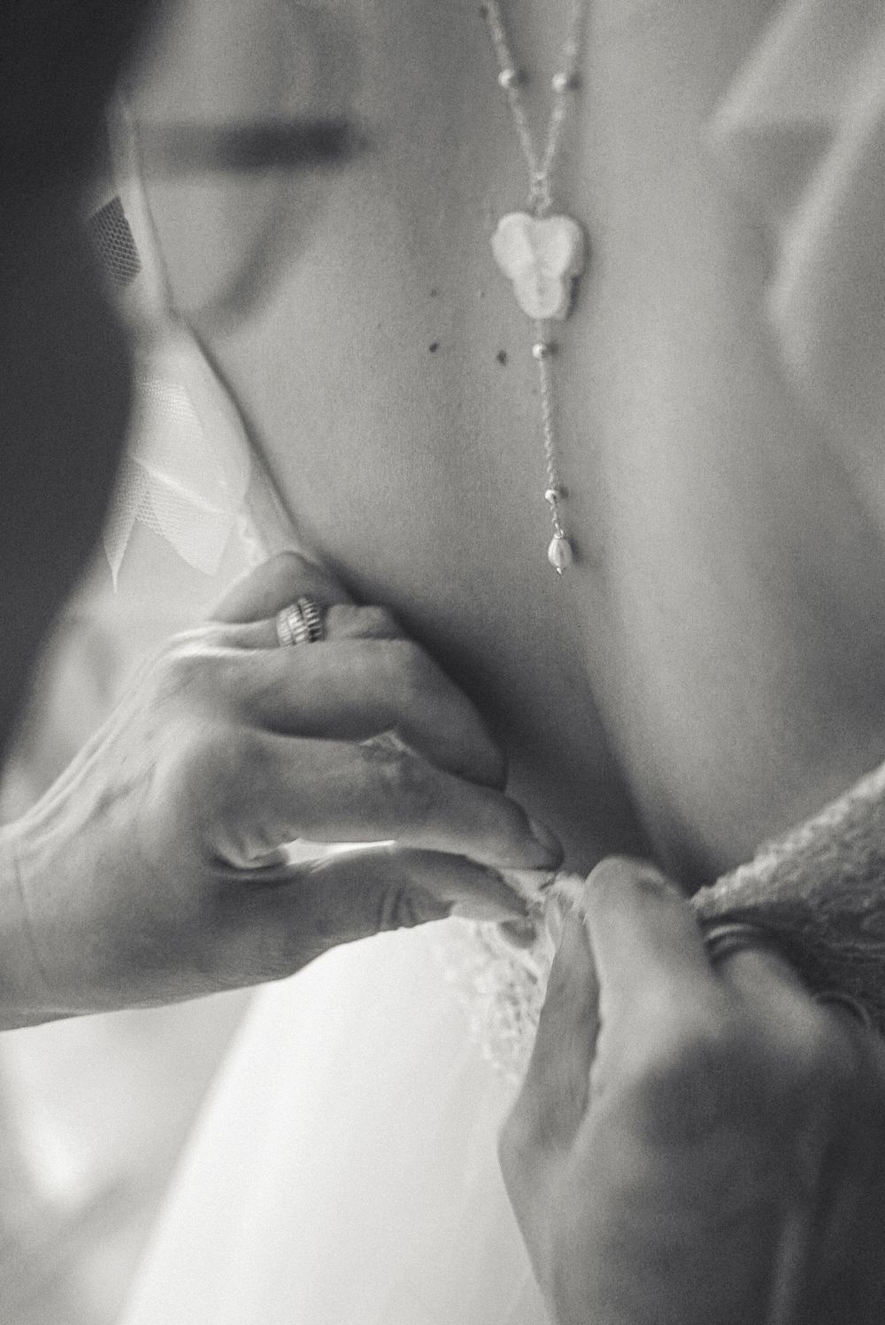 Photo de mariage, préparation de la mariée, par Chloé Cabanes