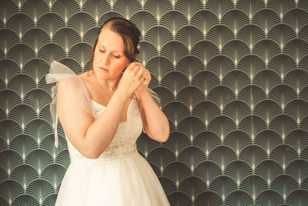Photo de mariage, préparation de la mariée, par Chloé Cabanes