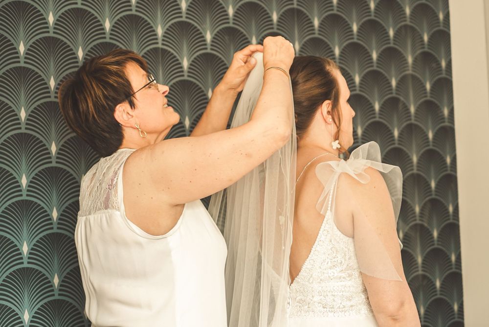 Photo de mariage, préparation de la mariée, par Chloé Cabanes