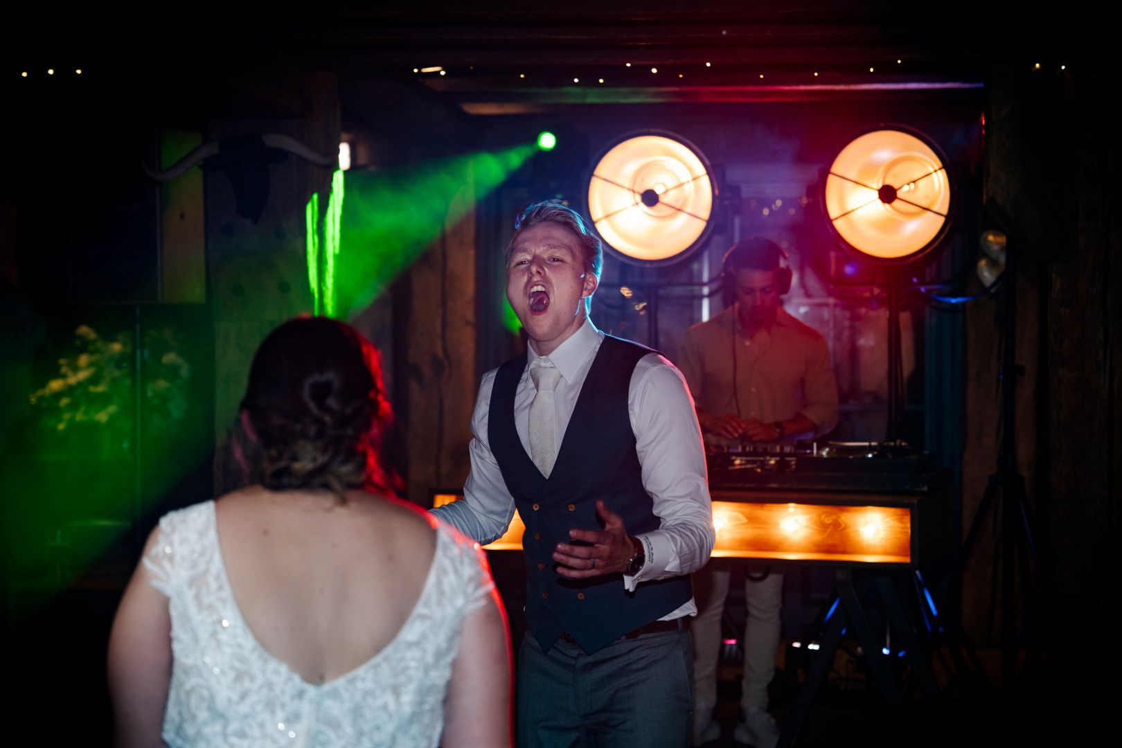 Feestfoto van bruiloft met felle kleuren