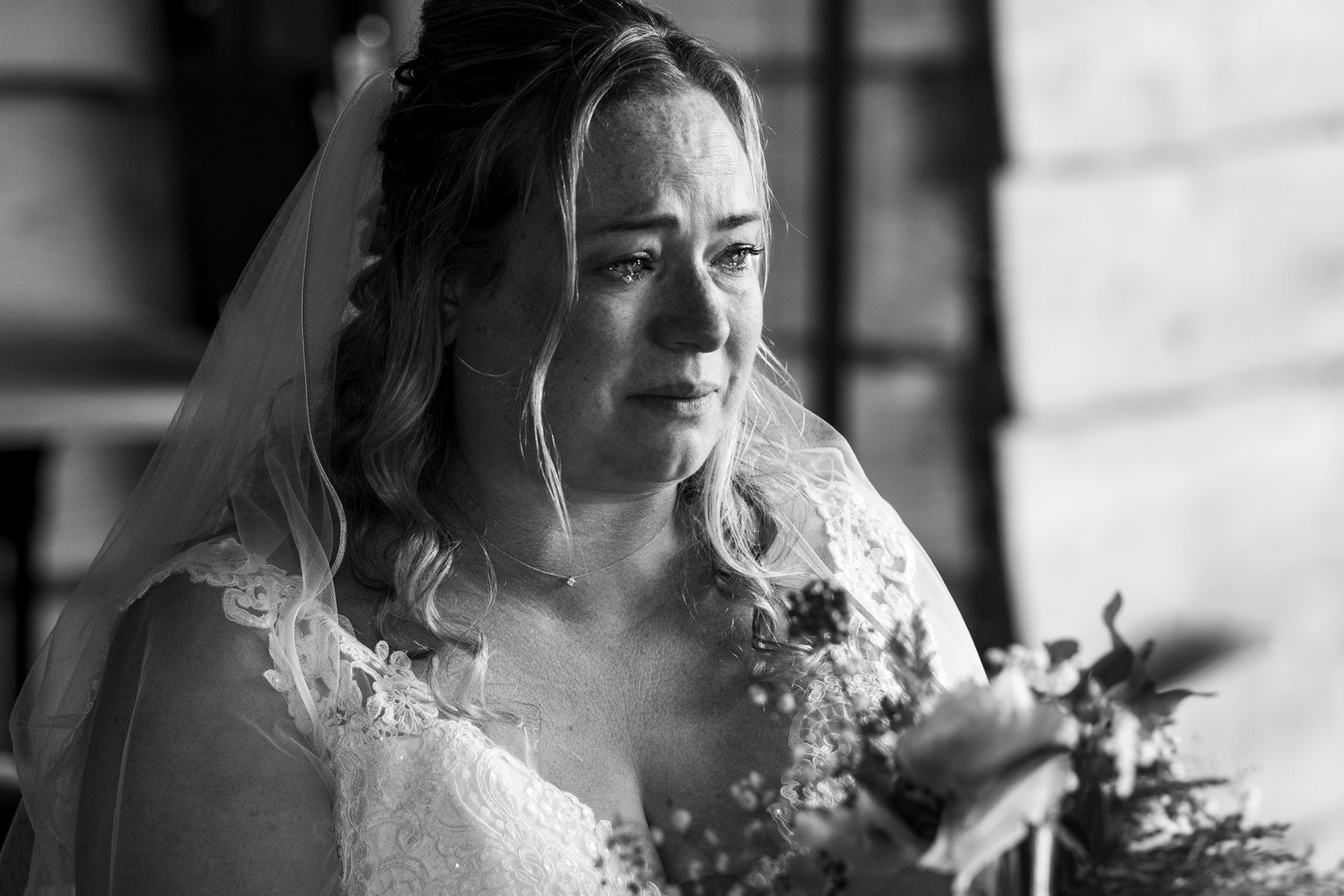 Emotionele trouwfoto van huilende bruid