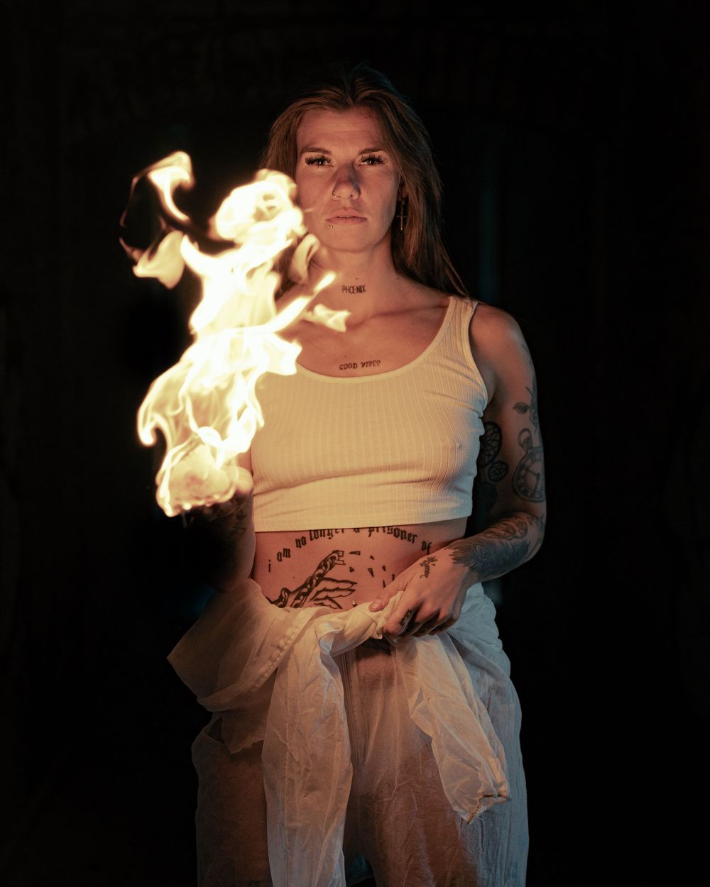 Portrait artistique représentant un spectacle pyrotechnique sur fond sombre avec un éclairage éthéré. Florent Vause