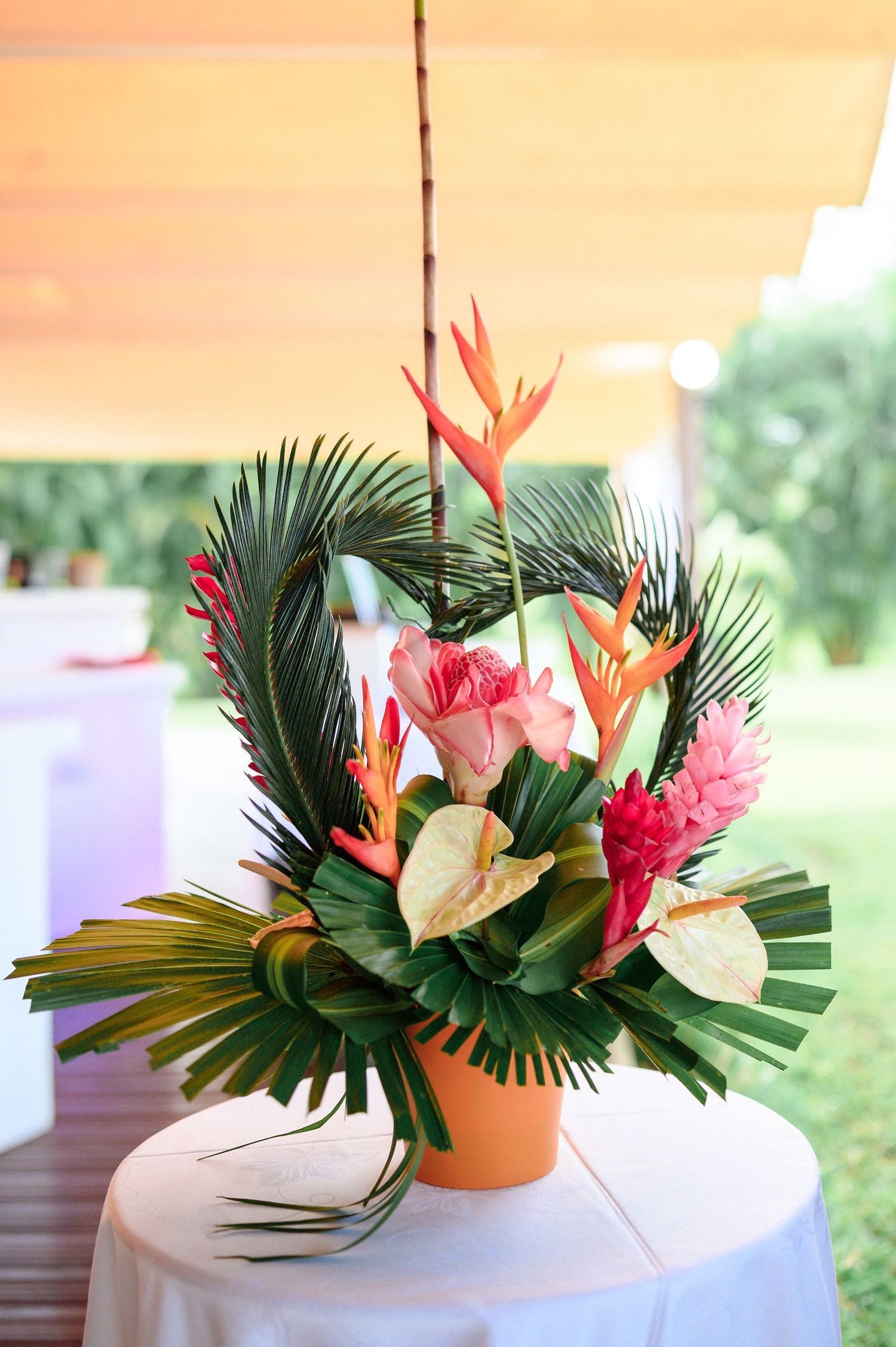 bouquet de fleurs créoles, alpinia, oiseaux de paradis, posé sur une table lors d'un mariage en martinique