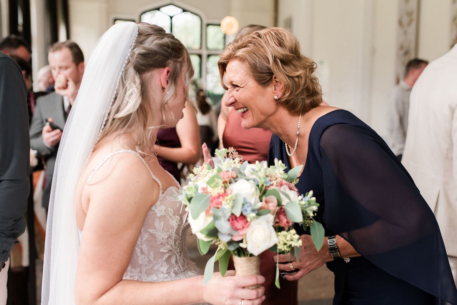 Moeder van de bruid feliciteerd de bruid op oranjerie sandenburg