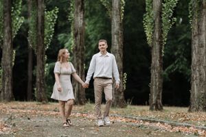 Kennenlern-Shooting für Brautpaar in Berlin am Treptower Park Verliebetes  Paar am Spazieren