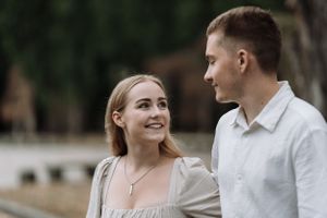 Kennenlern-Shooting für Brautpaar in Berlin am Treptower Park Verliebetes Authentische Paar Fotos