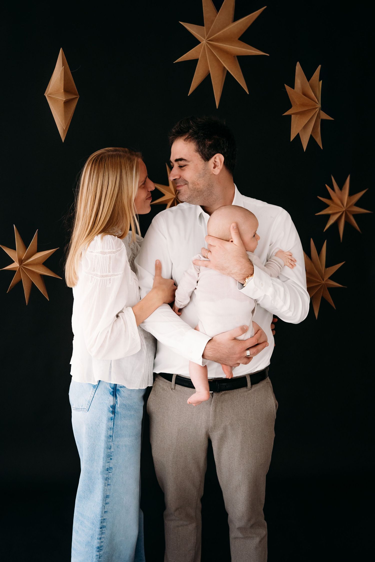 Zwarte rol, met sterren, fotostudio in kerstsfeer. Knus gezin
