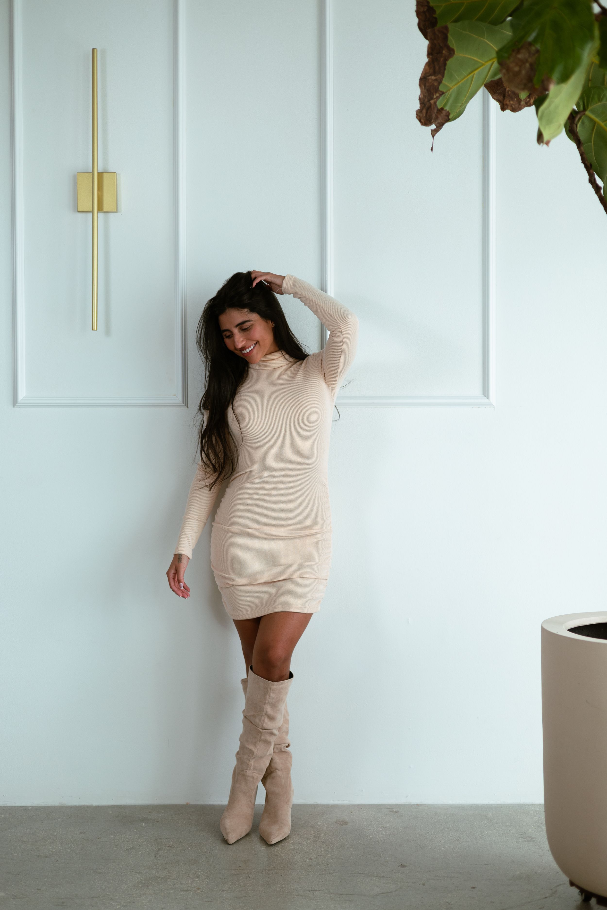 Clean studio personal branding photography in Miami. Minimal portrait photoshoot by MannyPortraits, South Florida.