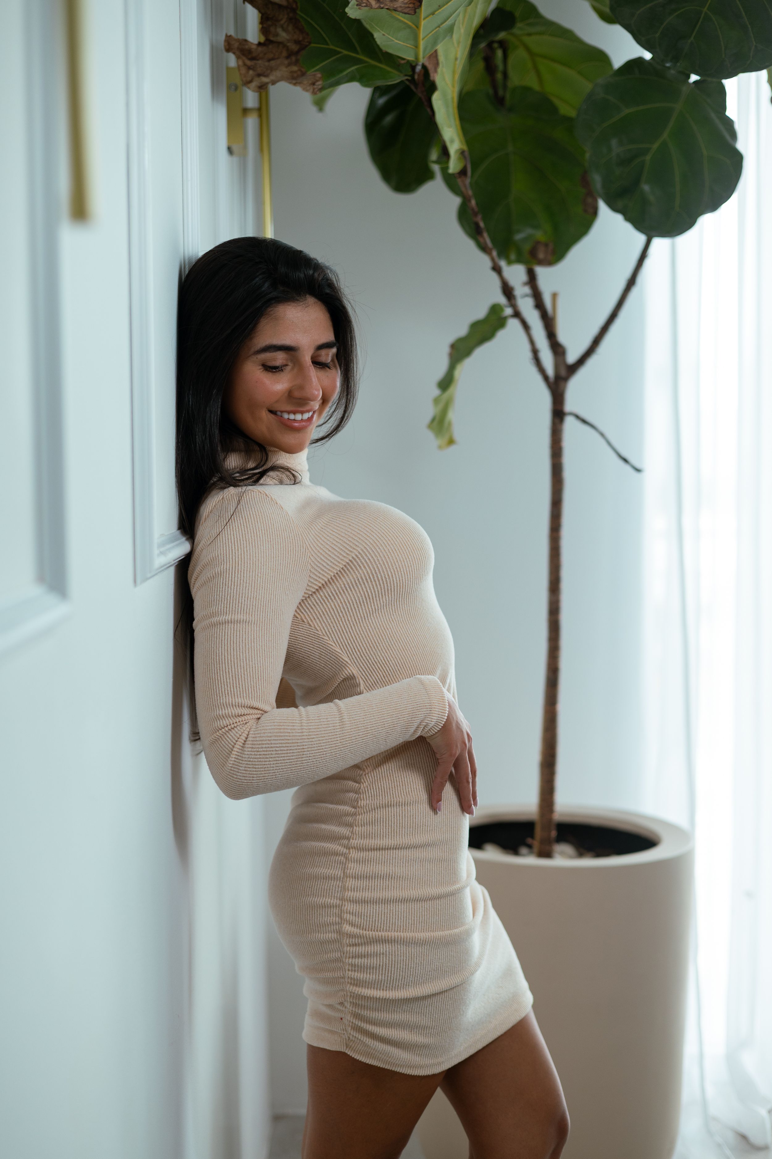 Clean studio personal branding photography in Miami. Minimal portrait photos with natural light by MannyPortraits.