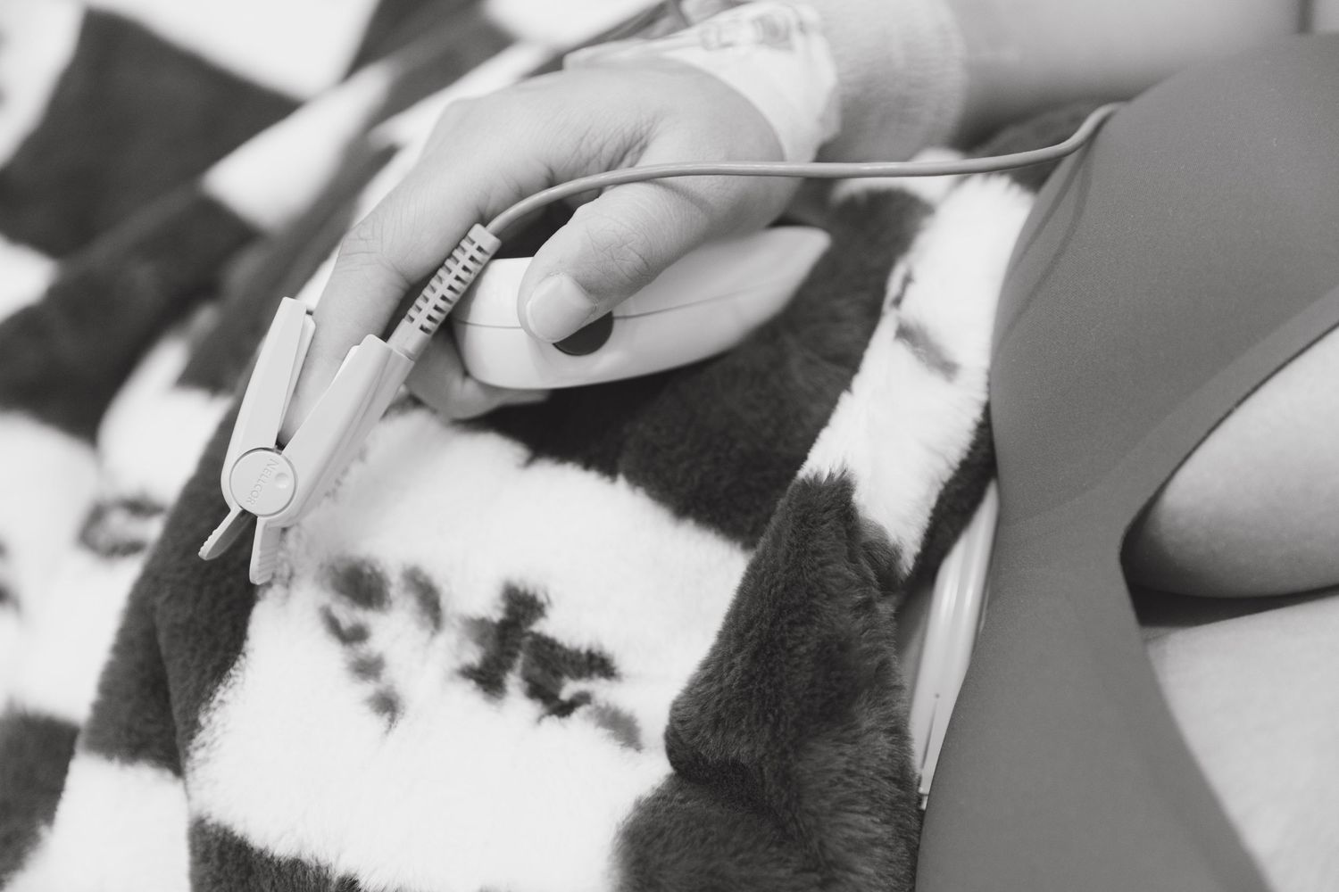 Fly-on-the-wall birth photographer in Nashville documenting delivery room moments