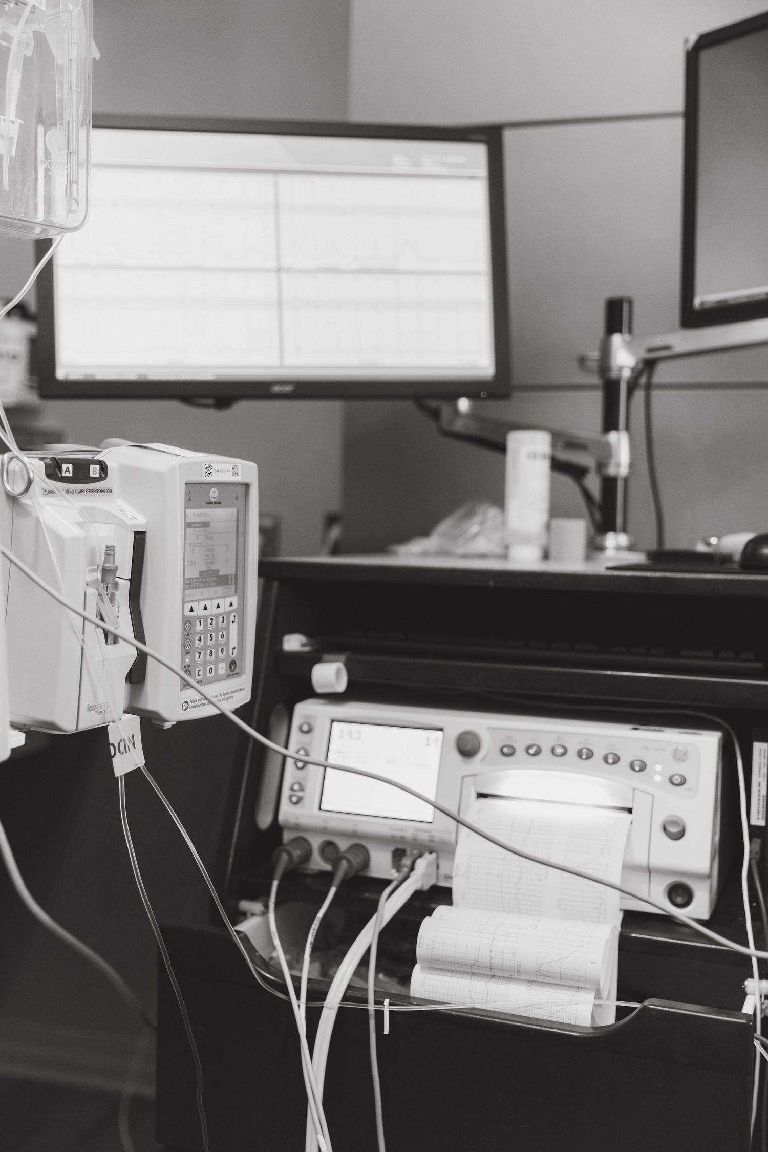 Fly-on-the-wall birth photographer in Nashville documenting delivery room moments