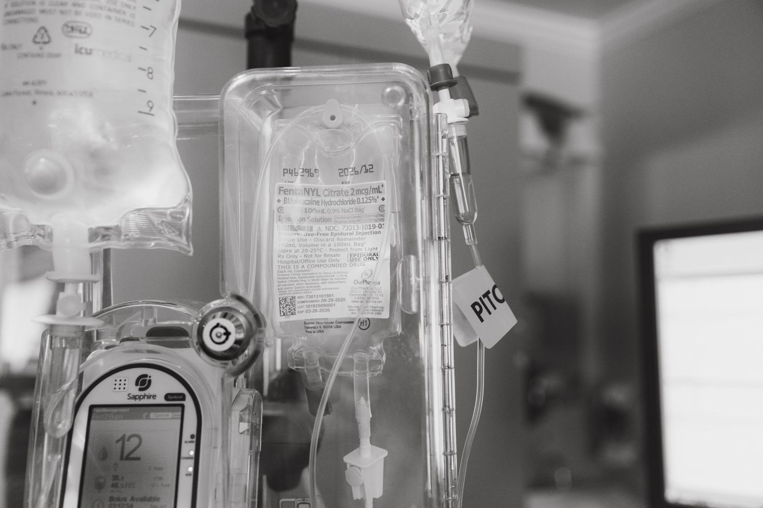 Fly-on-the-wall birth photographer in Nashville documenting delivery room moments