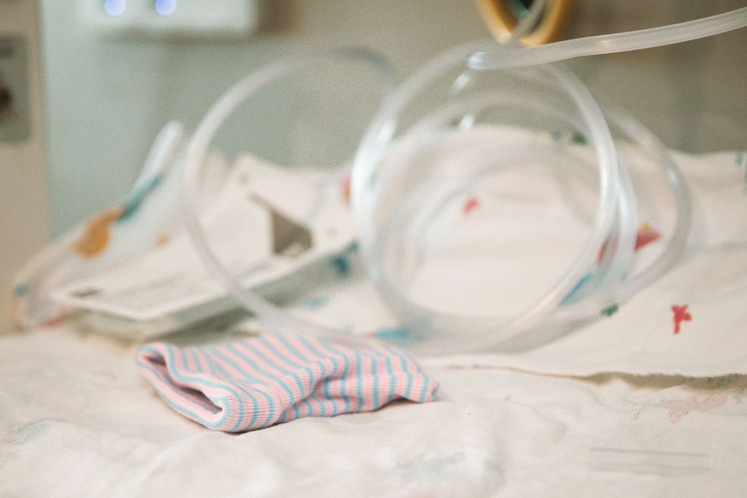 Fly-on-the-wall birth photographer in Nashville documenting delivery room moments