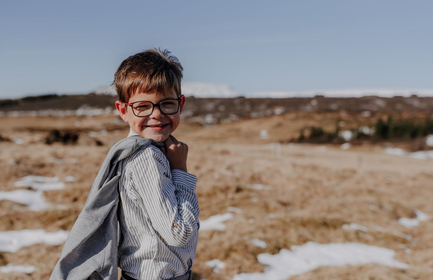 Melissa Stuer Photography Moederschapsfotograaf Moerbeke Oost-Vlaanderen
kinderfotografie eerste communie jongen lachend ijsland