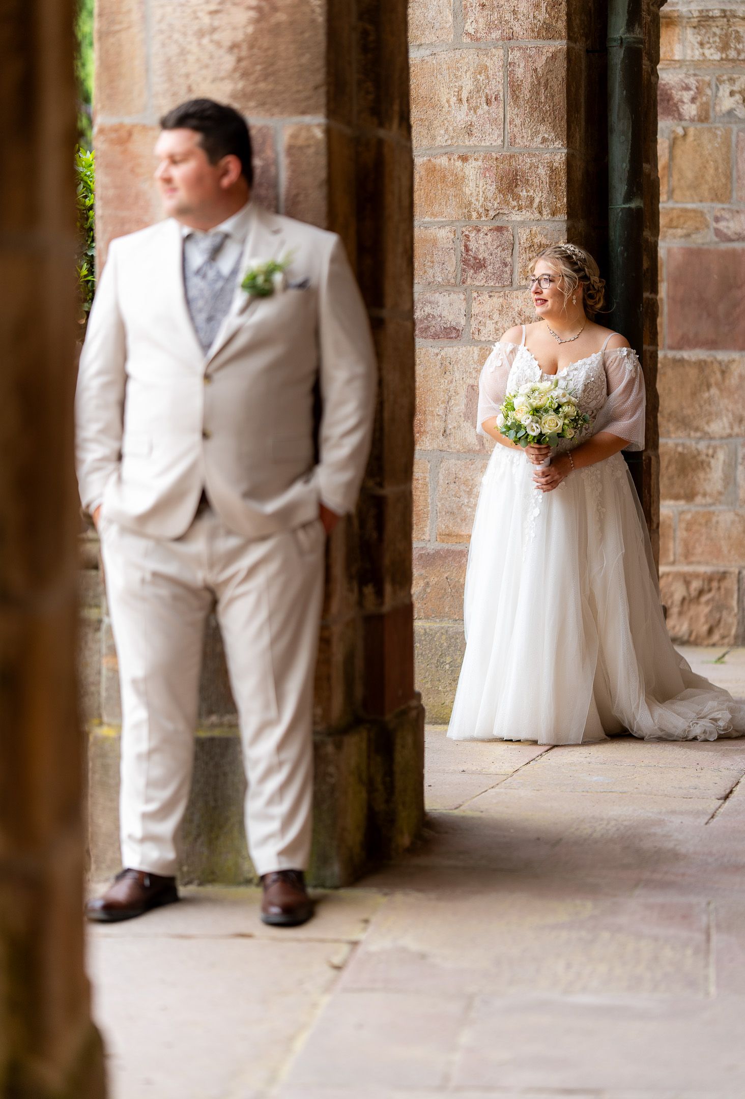 Hochzeitspaar in moderner Pose vor Schloss Favorite Rastatt – stilvolle Hochzeitsfotos mit historischem Flair