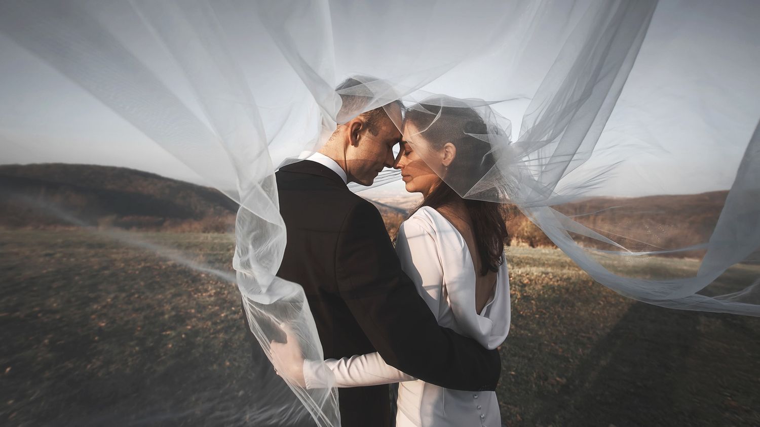 Fotografija Mlade i Mladoženje u zagrljaju prekriveni velom
Fruška Gora Brankovac
Fotograf za Venačanje
Galerija venčanja
Wedding session