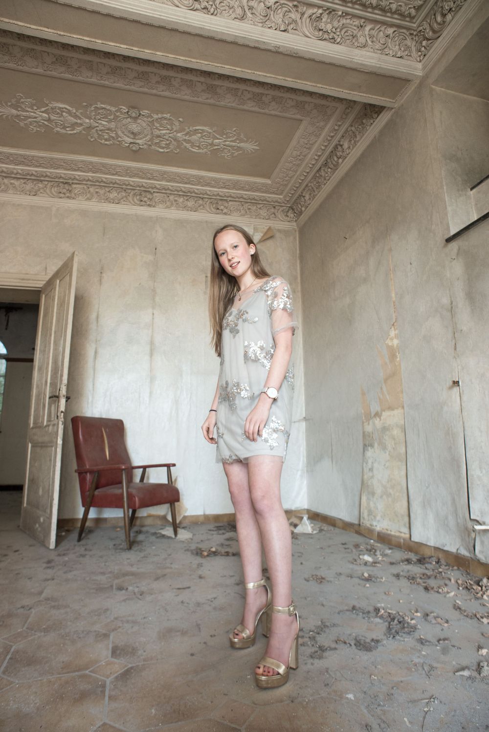 À Amay, portrait d’une femme photographiée dans un bâtiment abandonné au style élégant lors d’une séance photo
