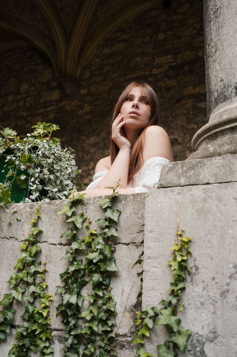 À Huy, dans le cloître du musée communal, portrait d’une femme photographiée lors d’une séance photo en extérieur