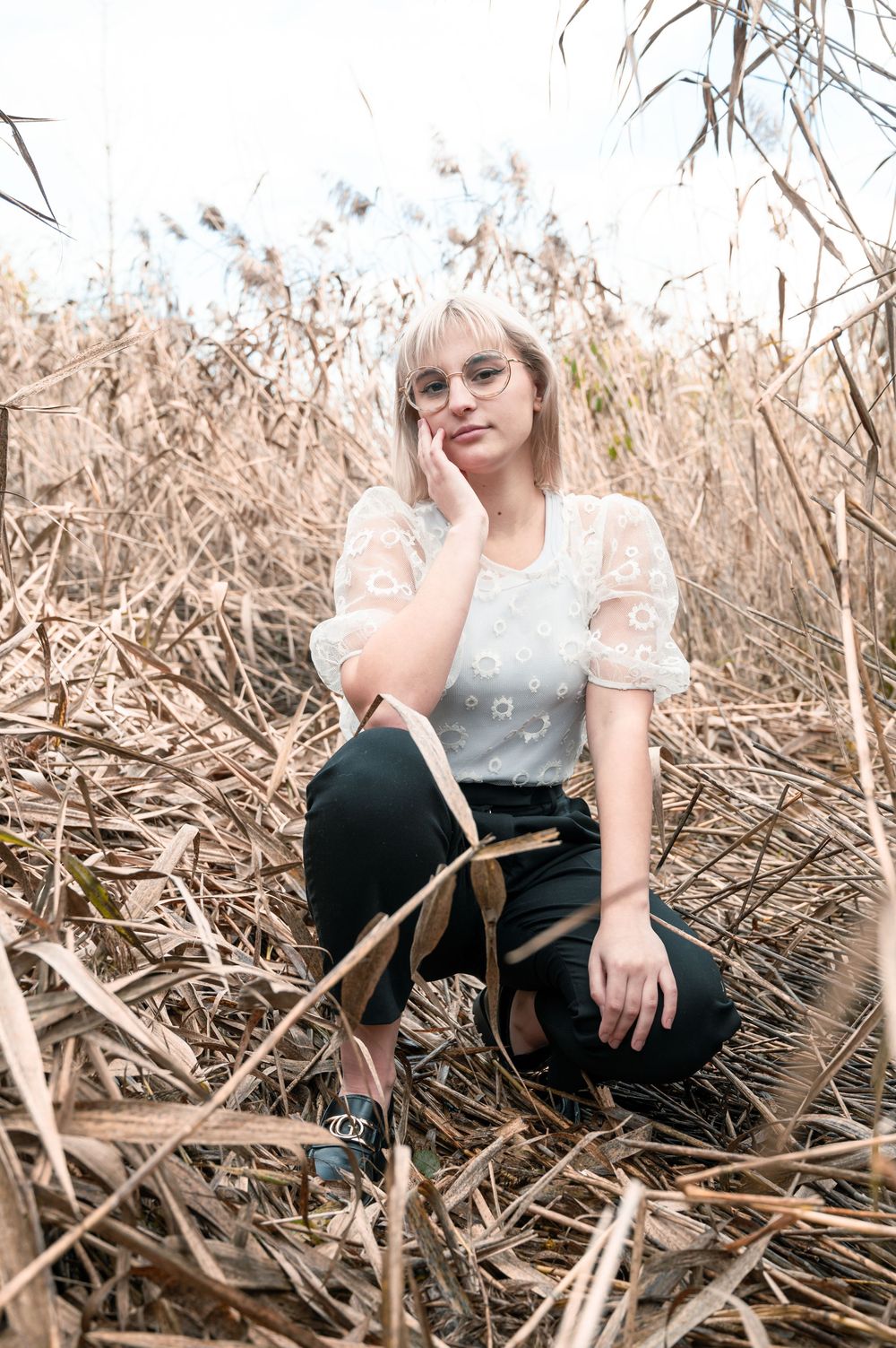À Oupeye, au lac de la Gravière Brock, portrait d’une femme photographiée en automne lors d’une séance photo nature en extérieur