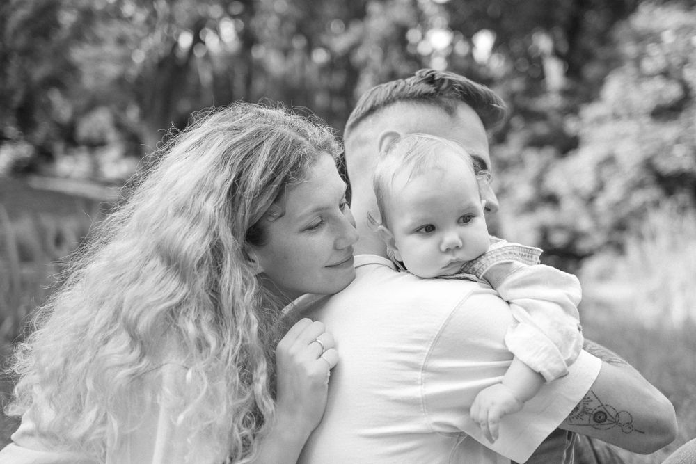Family photo session in Vienna, capturing precious moments with parents and children, beautifully photographed by Yana Nadolinska.