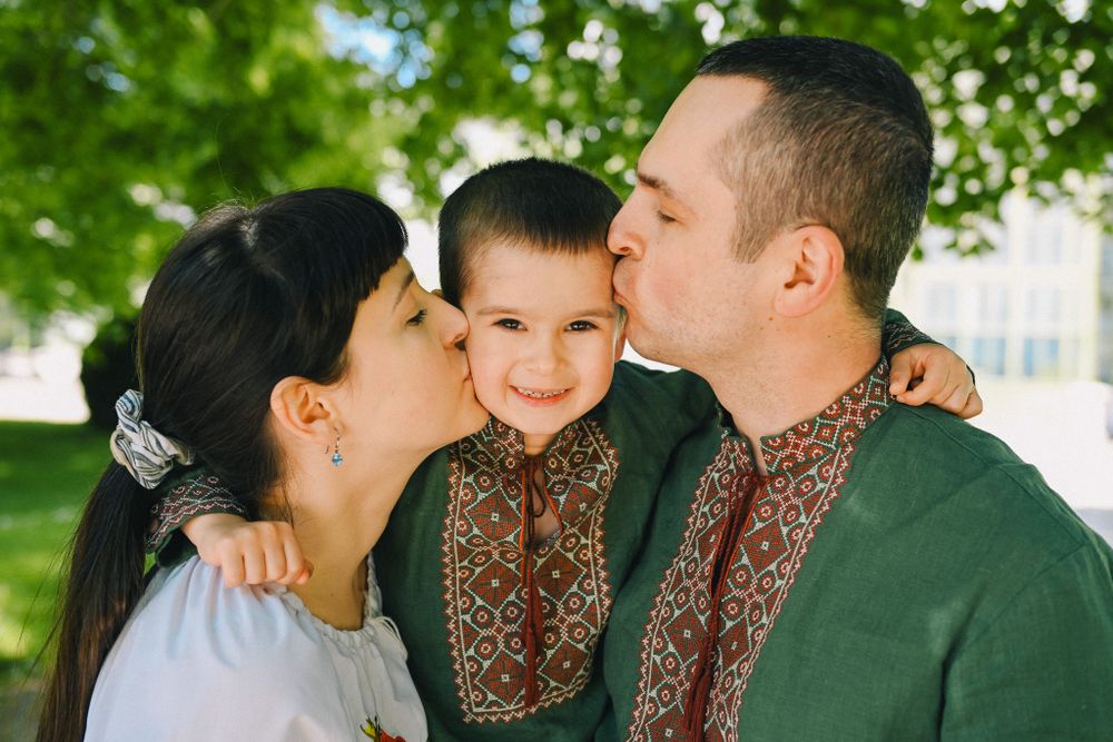 Family photo session in Vienna, capturing precious moments with parents and children, beautifully photographed by Yana Nadolinska.