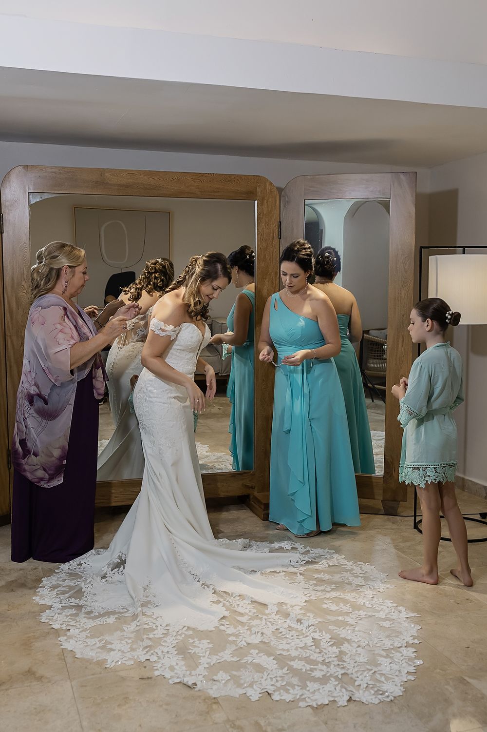 Bride getting ready with her bridesmaids at Dreams Sapphire Resort.